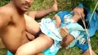 Porn mms Fucking His Married GF Outdoors In The Bushes